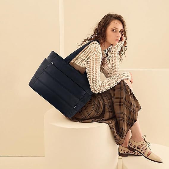 The black shoulder tote bag is fashion and beautiful