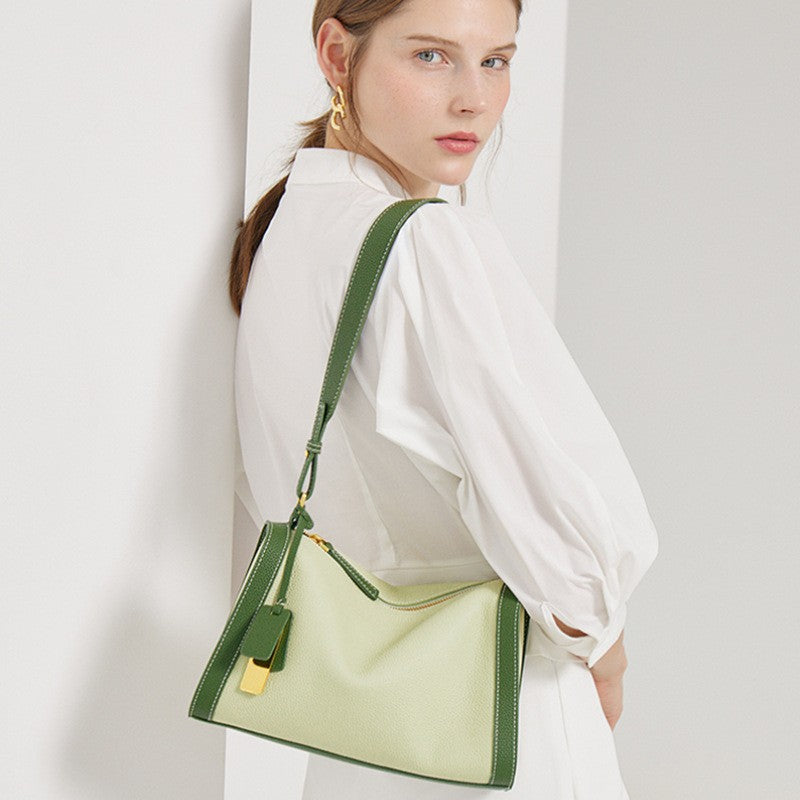 The boston shoulder hobo is beautiful, can be carried on the shoulder.