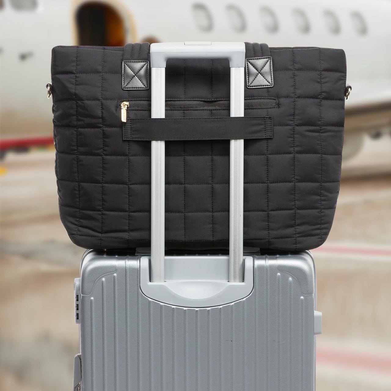 The 2 in 1 puffer tote bag can be easily attached to the suitcase/luggage and free your hands.