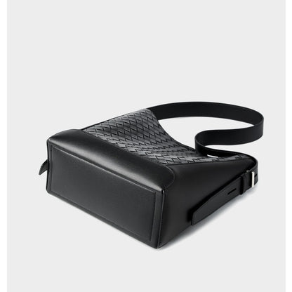 This is the bottom display of the stylish woven bucket hobo crossbody shoulder bag, which shows its unique structure and craftsmanship. 