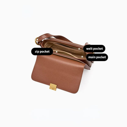 The flap crossbody sling square bag is practical, have 1 main pocket, 1 inner pocket and 1 inner zipper pocket. 